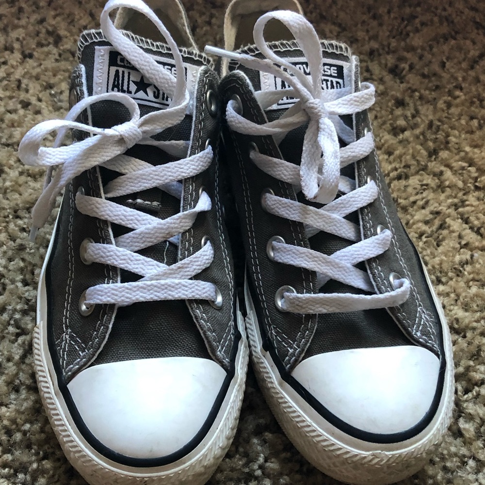 Gray low-top converse
